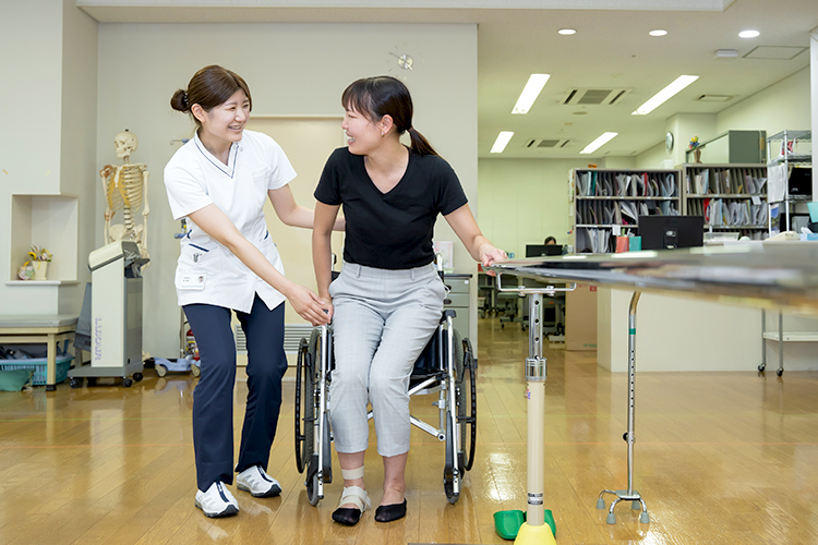 家に帰りたいという患者と家族の思いに応える、きめ細かなリハビリテーションを提供