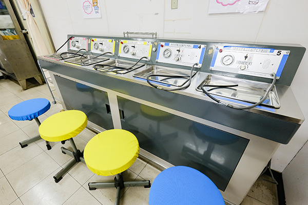 子どもから高齢者まで幅広く診療し、院内各科と連携して患者の生活の質を高めていく