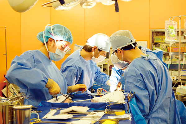 開腹手術から先端の腹腔鏡下手術まで、先進的な医療を積極的に導入