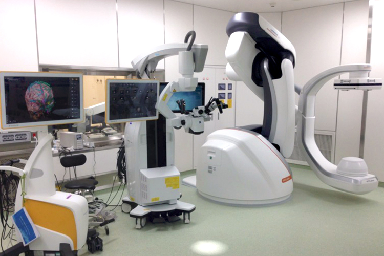 先端機器による手術支援システムの活用や血管内治療とのハイブリット手術で安全性と正確な手術をめざす