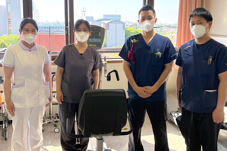 先端の機器による心臓カテーテル検査・治療、ペースメーカー植え込みを行う。心臓リハビリテーションも実施